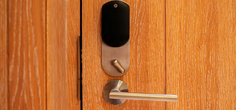 Automatic Locking Door Knob Woodlake